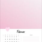 Kalenderblatt für Februar mit rosa Herz, Monatsübersicht links, Notizbereich rechts. Feiertage unten. Hintergrund in Rosa.