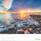 Kalender mit "Februar", Sonnenuntergang am Meer mit Felsen, Datum und Wochentage unten.