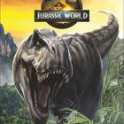 Jurassic World Logo, wütender Dinosaurier im Vordergrund, Kalenderdaten unten, Landschaft mit Hügeln im Hintergrund.
