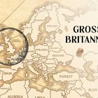 Text "GROSS-BRITANNIEN". Illustration einer Landkarte Europas mit Lupe über Großbritannien. Fingerabdrücke sichtbar.
