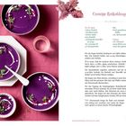 "Cremige Rotkohlsuppe" für 4 Portionen. Zutaten: Zwiebel, Knoblauch, Apfel, Rotkohl, Kartoffel, Brühe. Topping: Schmand, Milch, Dill. Links violette Suppe.