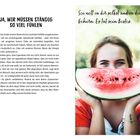 Sei nett zu dir selbst und zu deinem Gehirn. Es tut sein Bestes. Eine Frau hält lächelnd ein großes Stück Wassermelone vor ihr Gesicht.