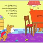 Text in der Mitte: "Es ist Abend geworden... Ist Bobos Giraffe vielleicht unter dem Tisch?" Eine Bärenfamilie im Wohnzimmer.