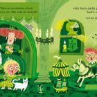 Text links: Sie glaubte, der Prinz sei an alledem schuld. »Was buht der so?«, schrie sie. »Mir reißt die Geduld!«

Text rechts: »Ich bin’s nicht gewesen, hab’s selber gehört!«, rief der grün-grüne Prinz auf dem Schaukelpferd.

Illustration: Eine Gruppe von Menschen und Tieren in einem grünen Raum mit dekorativen Elementen und Spielzeug.