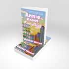 "Titel: Annie Knows Everything von Rachel Wood. Cover mit bunten Hochhäusern und pastellfarbenem Himmel."