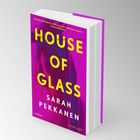 Buchcover: "HOUSE OF GLASS" von Sarah Pekkanen in Gelb auf pinkem Hintergrund. Text: "Absolut mitreißend..."