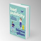 "bad publicity" und "bianca gillam". Illustration: Frau mit Koffer, Mann mit Buch, Flugzeug am Himmel.