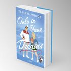 Text: "Ellie K. Wilde", "Only in Your Dreams", "Roman", "Lübbe". Illustration: Ein Mann mit Football und eine Frau mit Klemmbrett.