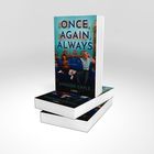 "ONCE, AGAIN, ALWAYS" von AMANDA GAYLE. Zwei Personen auf einem Sofa vor Bücherregalen.