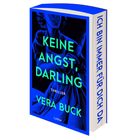 Buchtitel: "Keine Angst, Darling" von Vera Buck. Thriller. Illustration einer Frau in Blau mit erhobenem Messer.