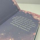 Text: „Als Rita ihr von der symbolischen Bedeutung der Magnolie erzählt hatte [...] ihre Stimmung hatte sich schlagartig verbessert.“

Die Seite zeigt ein lila Hintergrund mit blühenden Magnolien und Lichtpunkten.