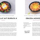 Tomatensalat mit Burrata und Obazda-Monkeybread. Sommerhit, Brotzeit ist die beste Zeit. Links Salat, rechts Brot in Pfanne.