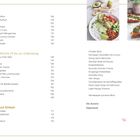 Eine Speisekarte mit Rezepttiteln und Seitenzahlen. Enthält zwei Fotos von bunten, gesunden Gerichten auf Tellern.