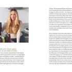 Meine Geschichte: Dem Körper geben, was er braucht, um sich selbst zu heilen. Frau mit langen Haaren in einer Küche mit Saftflaschen.