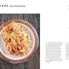 **SPAGHETTI mit Garnelen**

**für 2 Personen**

**Zutaten:**

- 10 Garnelen
- ½ Orange
- 1 Schalotte
- 1 Knoblauchzehe
- 1 Frühlingszwiebel
- 1 TL Kapern
- 3 Tomaten 
- ½ Chilischote 
- 2 Zweige Rosmarin
- 200 g Spaghetti

**Beschreibung:**

Links Bild von Spaghetti mit Garnelen. Rechts Zubereitungstext.