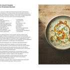 "Pilz-Lauch-Suppe mit Pinienkernbutter" steht im Rezept über Foto einer Suppe mit Pinienkernbutter und Kräutern.