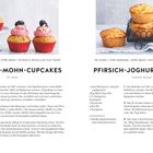 "BROMBEER-MOHN-CUPCAKES. PFIRSICH-JOGHURT-MUFFINS. Rezeptdetails und Zubereitung für beide Sorten. Bilder zeigen fertige Backwaren."