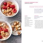 **FEARLESS OVERNIGHT OATS**  
Inspiration: FEARLESS

Mutig zu sein bedeutet, den Tag mit einem Lächeln zu beginnen - und diese Oats helfen dir dabei.

Diese Overnight Oats sind ein unkomplizierter Start in den Tag. Haferflocken, Banane und Himbeeren verbinden sich über Nacht zu einer cremigen Mischung, die morgens nur noch gerührt werden muss. Ein paar Nüsse und etwas Zimt geben dem Frühstück eine warme, leicht knusprige Note.

**Zutaten:**  
- 2 Bananen  
- 6 getrocknete Pflaumen  
- 80 g feine Haferflocken  
- 4 EL Leinsamen  
- 500 ml Haferdrink  
- 200 g Himbeeren  
- 2 EL Nusskerne  
- Zimtpulver  

**Zubereitung:**  
- Dauer: 20 Minuten  
- Kühlung: über Nacht  
- Portionen: 2  

1. Bananen und Pflaumen schneiden, mit anderen Zutaten mischen, kühlen.
2. Am Morgen erneut durchrühren.
3. Oats mit Himbeeren und Nüssen toppen.

**Passt dazu:** Ein Matcha Latte.

Auf der linken Seite sind zwei Müslischalen mit Himbeeren und Nüssen zu sehen.