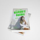„Karina May KEEPING IT CASUAL Roman pola“. Eine Illustration einer Person mit Smartphone in neutralen Farbtönen.