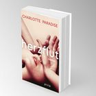 Titel: herzflut, Autor: Charlotte Paradise, Genre: Roman. Cover zeigt Nahaufnahme eines Gesichts mit Händen.