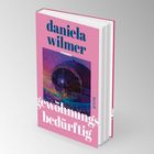 "danieła wilmer roman, gewöhnungsbedürftig pola" in weiß auf rosa Hintergrund, Disco-Kugel in der Mitte.