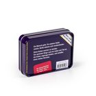 Eine violette Blechdose mit Aufschrift über Abschied und Lebensfragen. Enthält einen Hinweis auf eine Webseite.
