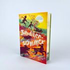 Der Text lautet "Miriam Raymond", "Banditensommer", "Ueberreuter". Bunte Illustration von Kindern und Hunden in lebhaften Farben.