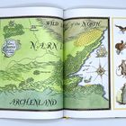 Eine detaillierte Karte mit "Map of Narnia and adjoining Lands", zeigt Landschaften, Berge, Wälder, und eine Kompassrose.