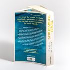 Text: »Es ist wie der Versuch, zwei Enden eines Bandes miteinander zu verknoten. Das eine Ende heißt Vergangenheit, das andere Zukunft.«

Beschreibung: Ein aufgestelltes Buch mit blauem Hintergrund und goldener Schrift. Seiten sind leicht geöffnet.