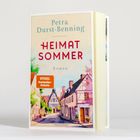 "Petra Durst-Benning. HEIMAT SOMMER. Roman. SPIEGEL Bestseller-Autorin." Malerische Dorfansicht mit Fachwerkhäusern.