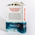 "Hörst du den Schrei?" steht vertikal. Text beschreibt einen Krimi-Podcaster, der einen alten Fall untersucht. Cover in Blau- und Grautönen.