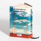 Auf einem Buchrücken steht: Ein weites Leben. Text erzählt von einem dramatischen Unfall. Himmel und Meer im Hintergrund.