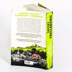 Ein Buchrücken zeigt den Titel "Tatort Trelleborg" und Autor "Mattias Edvardsson". Eine Landschaft mit See und Haus.