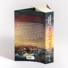 Roter Text beschreibt eine kalte Frühlingsnacht, Flucht und Hochzeit. Cover zeigt Küstenlandschaft mit roten Holzhäusern.