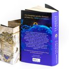 Ein Buch mit lila Umschlag zeigt den Text: „Ein triumphales episches Abenteuer auf hoher See.“ Daneben eine dekorative Karte.
