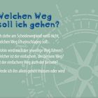 Titel: "Welchen Weg soll ich gehen?" Text fragt nach dem einfacheren und besseren Weg. Hintergrund zeigt einen Kompass.