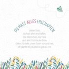 In der Mitte steht: "DU HAST ALLES ERSCHAFFEN". Oben fliegt ein Vogel. Unten sind bunte Blätter und Pflanzen zu sehen.