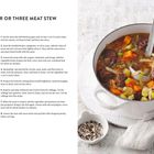 Rezept für Pichlsteiner oder Dreierlei-Fleisch-Eintopf, Zutaten und Zubereitung. Rechts ein Topf mit buntem Eintopf.