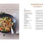 WÜRZIGES PILAW mit Lammfleisch. Rezept und Zutaten neben einer Schale mit Reisgericht, daneben Mandelstückchen.