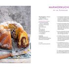 "Marmorkuchen mit viel Schokolade" steht im Text. Ein Gugelhupf-Kuchen mit Puderzucker darauf, ein Stück ist herausgeschnitten.