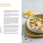 Links ist ein Rezept für "Tom Kha Gai", thailändische Kokossuppe. Rechts eine Schale mit der fertigen Suppe, verziert mit Koriander.