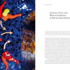 "Grottoes, Caves, and Walk-in Sculptures in Niki de Saint Phalle’s Work". Rechts Textblock, links bunte Mosaikskulptur.
