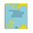 Text beschreibt das kulturübergreifende Potenzial von Schrift und Sprache in der Kunst. Gelbe Buchstaben auf blauem Hintergrund.