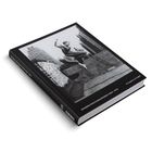Cover: "WOMEN PHOTOGRAPHERS 1900-1975". Schwarz-weiß Foto: Frau springt zwischen Gebäuden.