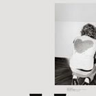 Text: "UNTITLED From the Series We Can't Live Without Each Other." Person sitzt mit einem herzförmigen Fleck auf dem Rücken.