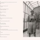 Texte: Verschiedene Titel und Autoren zu Themen von Charlotte Perriand. Rechts: Eine Frau mit Kamera in einem Wintergarten.