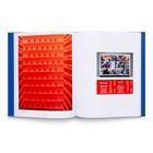 Links ist eine rote Wand mit Regalen, rechts ein Text mit "Blame" auf rotem Hintergrund und kleine Fotos darüber.