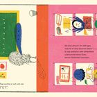 Links steht: „Am übernächsten Tag wachte er auf und war GEPUNKTET.“ Rechts: „Als die Lehrerin ihn abfragte, machte er eine stumme Geste...»«.“ Stilvolle, bunte Zeichnungen.