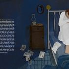 1892 - 16 Jahre. Text über Schule, Pflichten, Kunst; rechts sitzt ein Mädchen auf einem Bett, Kopf auf die Knie geneigt.