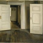 Eine Illustration zeigt geöffnete, weiße Türen in einem dunklen Raum mit sichtbarem Holzfußboden. Innen spärlich beleuchtet.